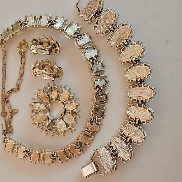 Vintage STAR Brand Goldtone & White Pearlized 4 Piece Jewelry Set - Picture 9 of 13